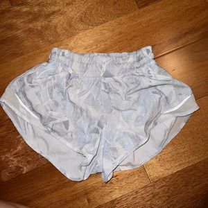 lululemon hotty hot short 2.5